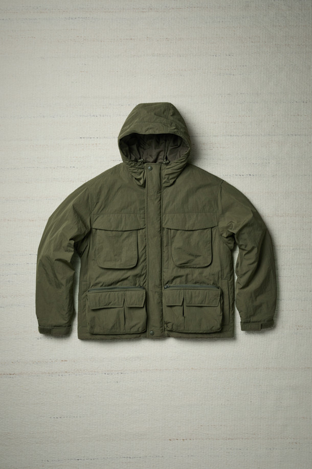 [Fly Fishing Club] 패디드 웨이딩 재킷은 겨울철 피싱, 아웃도어 활동, 일상에서 폭넓게 활용 가능한 남성용 아우터입니다. 올리브 그린 컬러의 무지 디자인으로 클래식하고 아웃도어 스타일을 연출하며, 루즈핏 크롭 기장으로 편안한 착용감을 제공합니다. 보온성과 경량성을 갖춘 두꺼운 두께의 나일론 소재이며, Primaloft® 충전재를 사용하여 보온성을 높였습니다. 멀티 포켓 디자인, 플랩 체스트 포켓, 곡선형 핸드 포켓, 4분할 기어 포켓, 소매 벨크로 스트랩, 밑단 스토퍼 등의 디테일로 실용성을 더했습니다. 겨울철 데일리룩, 캠핑룩, 여행룩, 고프코어, 워크웨어 스타일을 즐기는 분들께 추천합니다.
