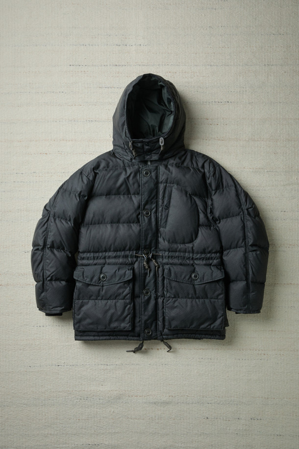 [Fly Fishing Club] 왁스 립스탑 다운 파카는 일상, 피싱, 여행, 캠핑, 등산 등 다양한 상황에 적합한 남녀 공용 아우터입니다. 클래식하고 빈티지한 스타일을 기반으로, 왁스 코팅된 나일론 소재와 구스다운 충전재를 사용하여 뛰어난 보온성과 방수 기능을 제공합니다. 탈부착 후드, 입체 포켓, 가슴 원형 스티치 디테일이 돋보이며, 루즈핏과 긴소매 디자인으로 편안한 착용감을 선사합니다. 겨울철 추위 속에서도 스타일과 기능을 모두 갖춘 구스다운 파카를 경험해 보세요.
