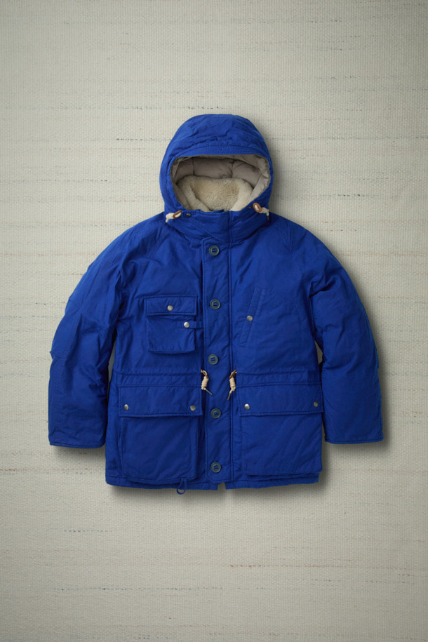 [Fly Fishing Club] 왁스 코튼 다운 파카는 겨울철 피싱, 아웃도어 활동, 그리고 일상생활에서 폭넓게 활용 가능한 남녀 공용 다운파카입니다. 클래식하고 빈티지한 스타일을 기반으로, 왁스 코튼 소재와 두꺼운 두께감으로 뛰어난 방풍, 보온, 발수 기능을 제공합니다. 루즈핏 디자인에 스탠드 칼라 후드, 리얼 무통(양털) 넥 패널, 입체 포켓, 지퍼 포켓, 밑단 스트링, 소매 조임 등 다양한 디테일을 더해 실용성을 높였습니다. 구스다운 충전재를 사용하여 보온성을 극대화했으며, 여행룩, 캠핑룩, 등산룩 등 다양한 TPO에 맞춰 클래식, 워크웨어, 고프코어 스타일을 연출할 수 있습니다.
