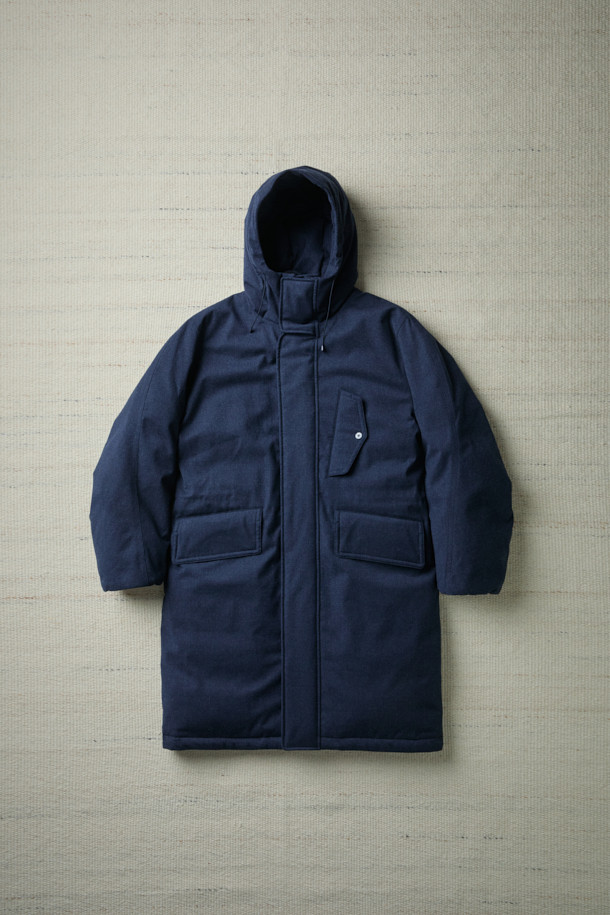 FFC x DOCUMENT(FFC x 도큐먼트) 테크니컬 울 구스다운 파카는 겨울철 데일리룩을 위한 클래식하고 미니멀한 스타일의 아우터입니다. 네이비 컬러의 무지 디자인으로, 울 소재 특유의 부드러운 촉감과 두꺼운 두께감이 특징입니다. 90/10 구스다운 충전재, 라글란 소매, 조절 가능한 스트링, 이중 포켓, 암홀 무 패치 디자인 등 디테일한 요소들이 돋보입니다. 보온, 방풍, 투습 기능을 갖춰 추운 날씨에도 쾌적하게 착용할 수 있습니다. 집업 방식으로 편안하게 여밀 수 있으며, 루즈핏으로 편안한 착용감을 선사합니다.
