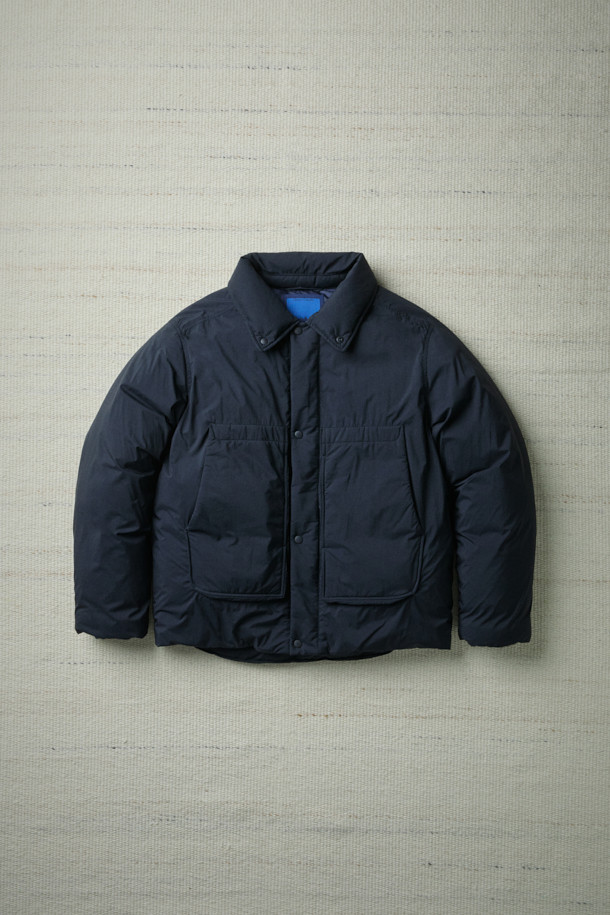 FFC x DOCUMENT (FFC x 도큐먼트) 피셔맨 셔팅 구스 다운 재킷은 겨울철 데일리룩을 위한 미니멀하고 클래식한 스타일의 아우터입니다. 블랙 컬러에 무지 디자인으로 어떤 옷에도 쉽게 매치할 수 있으며, 셔츠형 코트 타입으로 세련된 느낌을 더했습니다. 90/10 구스다운 충전재와 경량 소재를 사용하여 보온성과 편안한 착용감을 제공하며, 루즈핏으로 여유로운 실루엣을 연출합니다. 입체 포켓과 여유있는 어깨라인이 특징이며, 투웨이 지퍼 여밈 방식으로 실용성을 높였습니다.
