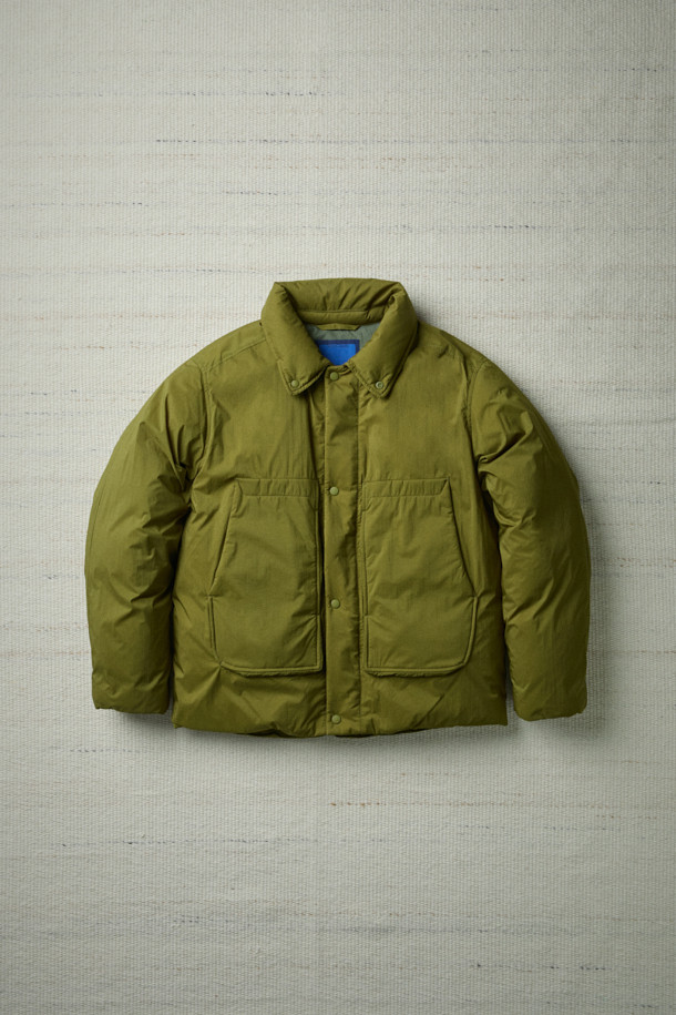 FFC x DOCUMENT (FFC x 도큐먼트) 피셔맨 셔팅 구스 다운 재킷은 겨울철 데일리룩에 적합한 미니멀하면서도 캐주얼한 스타일의 아우터입니다. 올리브 및 카키 색상으로 출시되었으며, 가볍고 따뜻한 구스다운 90/10 충전재를 사용하여 보온성과 경량성을 동시에 잡았습니다. 셔츠형 디자인에 투웨이 지퍼 여밈 방식과 입체 포켓 디테일을 더해 실용성을 높였으며, 여유 있는 어깨 라인과 루즈핏으로 편안한 착용감을 선사합니다. 부드러운 촉감의 나일론 소재로 제작되었으며, 긴 소매 기장과 두꺼운 두께감으로 추운 겨울에도 따뜻하게 입을 수 있습니다.
