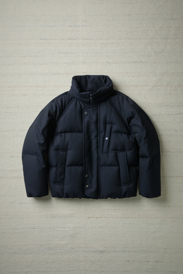 FFC x DOCUMENT (FFC x 도큐먼트) 울 헤비 다운 파카는 겨울철 데일리룩을 위한 클래식하고 미니멀한 스타일을 제안합니다. 부드러운 촉감의 울 소재로 제작되었으며, 두꺼운 두께감으로 뛰어난 보온성을 자랑합니다. 라글란 소매와 암홀 패널 설계를 통해 편안한 착용감을 제공하며, YKK 투웨이 지퍼, 허리 및 밑단 스트링, 내장형 후드 등의 디테일로 기능성을 더했습니다. 블랙 컬러의 무지 디자인으로 어떤 스타일에도 쉽게 매치할 수 있는 실용적인 다운 파카입니다.
