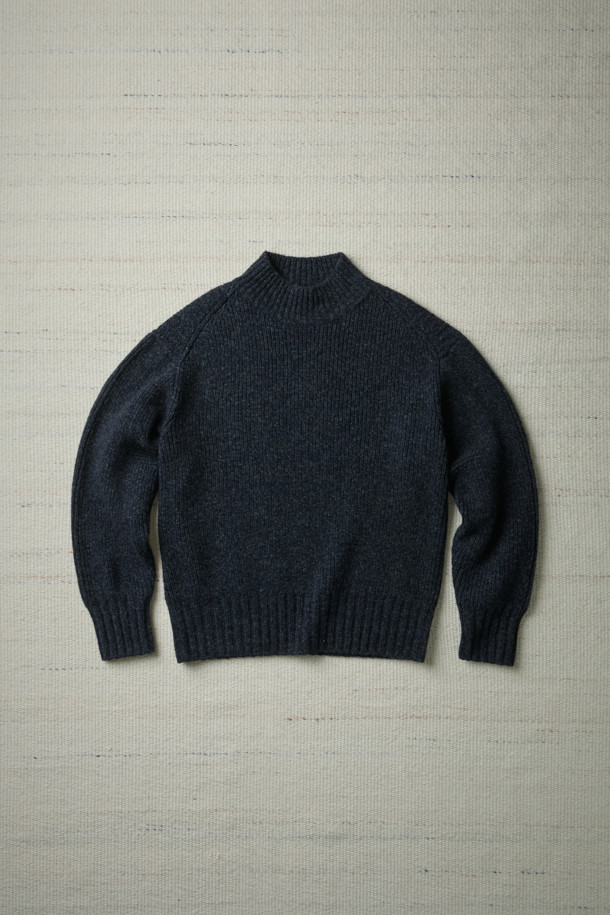 FFC x DOCUMENT (에프에프씨 x 도큐먼트) 터틀넥 피셔맨 스웨터는 겨울철 따뜻함과 클래식한 스타일을 선사합니다. 셔틀랜드 울 100% 원사를 사용하여 제작되었으며, 보온성과 통기성이 뛰어나 쾌적하게 착용할 수 있습니다. 앞판과 뒷판의 편직 방식에 차이를 두어 독특한 디자인을 완성했으며, 암홀 패널 디테일로 활동성을 높였습니다. 레귤러핏으로 제작되어 다양한 아우터와 레이어링하기 좋으며, 겨울 데일리룩, 데이트룩, 모임룩 등 다채로운 TPO에 활용할 수 있습니다. 네이비 색상으로 어떤 스타일에도 쉽게 매치할 수 있는 미니멀하고 캐주얼한 아이템입니다.
