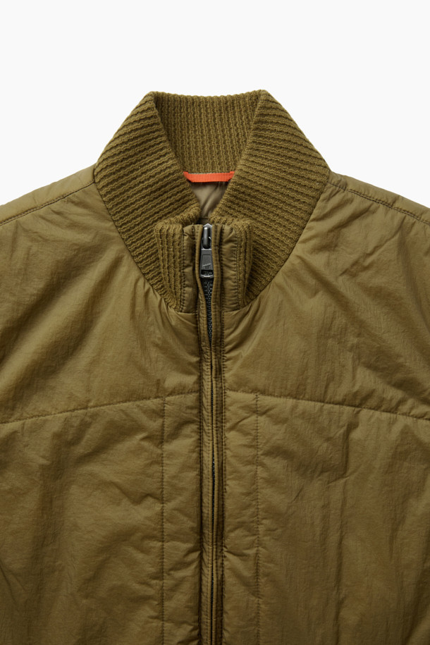 남성용 파일럿 Neo 코트는 클래식과 모던 스타일을 아우르는 겨울철 필수 아우터입니다. 베이지색상의 레귤러핏 디자인으로, 일상, 출근룩, 모임룩 등 다양한 TPO에 활용하기 좋습니다. 고급스러운 부드러운 촉감의 폴리에스테르, 면, 나일론 혼방 소재에 두꺼운 두께감으로 보온성을 높였습니다. 탈부착 패딩 베스트, 하이넥 디자인, 발마칸 카라, 머스코비 충전재, 다이아몬드 피치 가공, 수지 코팅 및 에어로 워싱 처리 등 섬세한 디테일이 돋보입니다. 안감은 패딩으로 제작되어 한겨울 추위에도 따뜻함을 유지해 줍니다.
