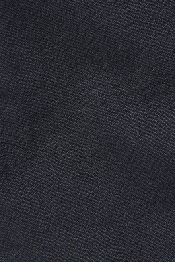 블랙 컬러의 린넨 혼방 스트레치 재킷입니다. 가을 시즌에 어울리는 캐주얼 스타일의 블레이저로, 데이트룩 연출에 적합합니다. 릴랙스 핏으로 편안함을 제공하며, 싱글 버튼 여밈 방식과 아웃 포켓 디테일이 특징입니다. 린넨, 면, 나일론, 스판덱스의 혼방 소재로 제작되어 통기성과 신축성을 갖추었습니다. 싱글 벤트 및 컨버터블 카라 디자인으로 미니멀하고 클래식한 분위기를 더합니다. 긴 소매 기장으로 다양한 스타일을 연출할 수 있습니다.
