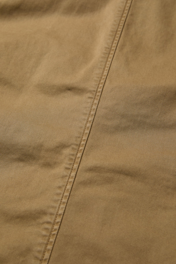 다잉 초어 재킷은 가을 계절에 어울리는 캐주얼 스타일의 남성용 아우터입니다. 부드러운 면 소재로 제작되어 편안한 착용감을 선사하며, 레귤러 핏으로 부담 없이 소화할 수 있습니다. 브라운 컬러의 무지 디자인으로 다양한 룩에 매치하기 용이하며, 3포켓 디테일과 몸판 및 소매 안감으로 실용성을 더했습니다. 가먼트 다잉 가공으로 은은한 멋을 더하고, 스트레치 기능이 있어 활동성을 높였습니다. 가을 나들이룩, 데이트룩에 활용하여 미니멀하고 클래식한 스타일을 연출해보세요.
