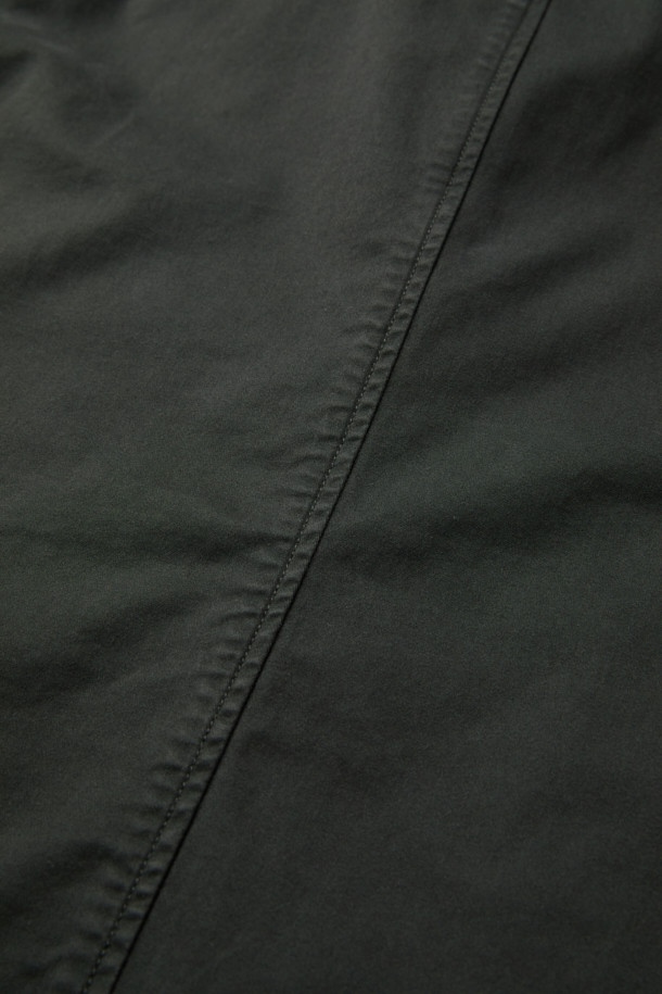 다잉 초어 재킷은 캐주얼과 클래식 스타일을 아우르는 남성용 아우터입니다. 다크 그레이 컬러의 무지 디자인으로, 가을에 어울리는 레귤러핏 면 재킷입니다. 부드러운 촉감과 3포켓 디테일이 특징이며, 몸판과 소매에 안감을 적용하여 착용감을 높였습니다. 가먼트 다잉 가공으로 은은한 색감과 자연스러운 멋을 더했으며, 스트레치성이 있어 편안한 활동성을 제공합니다. 버튼 여밈 방식과 긴 소매 기장으로, 미니멀한 스타일 연출에도 용이합니다.
