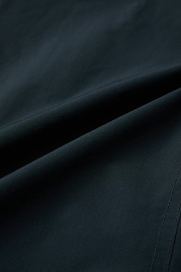 패딩 탈착 자켓은 가을과 초겨울, 출근룩, 겨울 데일리룩, 비즈니스 캐주얼에 적합한 아우터입니다. 블랙 컬러의 무지 디자인으로, 베이직하고 클래식, 미니멀한 스타일을 연출할 수 있습니다. 레귤러 핏의 긴 소매 자켓으로, 컨버터블 카라 디자인과 버튼 여밈 방식을 갖추고 있습니다. 패딩 탈착이 가능하여 간절기에는 자켓으로, 추운 날씨에는 패딩을 더하여 보온성을 높일 수 있습니다. 내외부 포켓이 있어 실용적이며, 스탠드/블레이저 스타일로도 연출할 수 있습니다.
