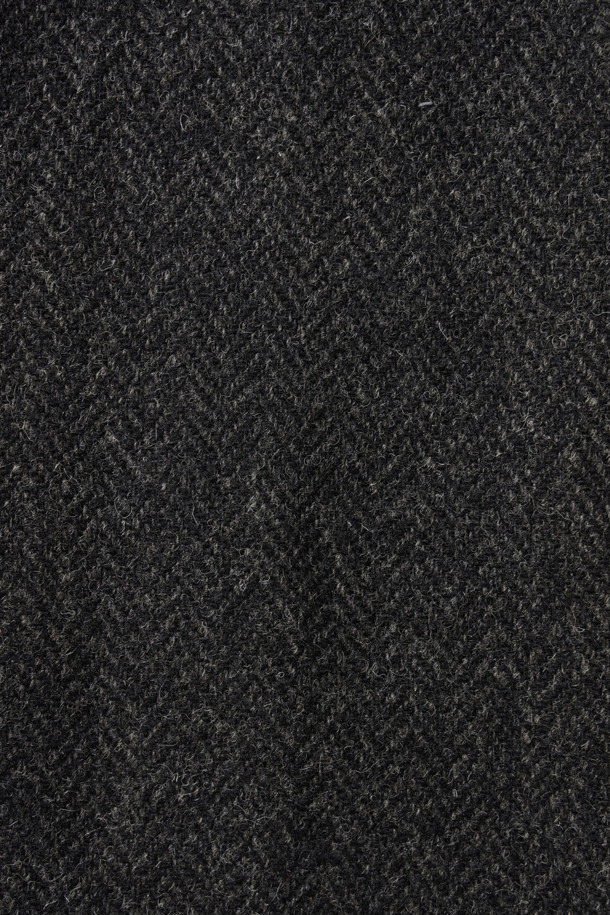 [Imported Fabric] 해리스 트위드 울 재킷은 가을과 겨울, 두 계절에 걸쳐 돋보이는 아우터입니다. 클래식과 모던 스타일을 아우르는 헤링본 패턴의 그린 컬러 블레이저로, 오피스룩, 비즈니스 캐주얼, 겨울 데일리룩에 모두 적합합니다. 두꺼운 울 소재에 릴랙스 핏으로 편안함을 더했으며, 싱글 버튼 여밈 방식과 패치 포켓 디테일이 특징입니다. 해리스 트위드 원단과 해리스 트위드 밀라벨을 사용하여 고급스러움을 더했고, 싱글 벤트 디자인으로 활동성을 높였습니다. 미니멀하고 시크한 스타일을 선호하는 고객에게 추천합니다.
