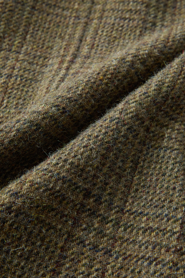 스코틀랜드 Lovat(로밧)사의 수입 원단으로 제작된 울 체크 재킷입니다. 브라운과 베이지 컬러의 조화가 돋보이는 클래식한 디자인으로, 가을과 겨울에 따뜻하고 세련된 스타일을 연출할 수 있습니다. 싱글 버튼, 릴랙스 핏, 아웃포켓 디테일이 특징이며, 오피스룩, 비즈니스 캐주얼, 모임룩 등 다양한 TPO에 활용 가능합니다. 두꺼운 울 소재로 제작되어 보온성이 뛰어나며, 미니멀한 스타일을 선호하는 분들께 추천합니다. 긴 소매 기장의 레귤러 기장 블레이저로, 싱글벤트 디테일이 편안함을 더합니다.
