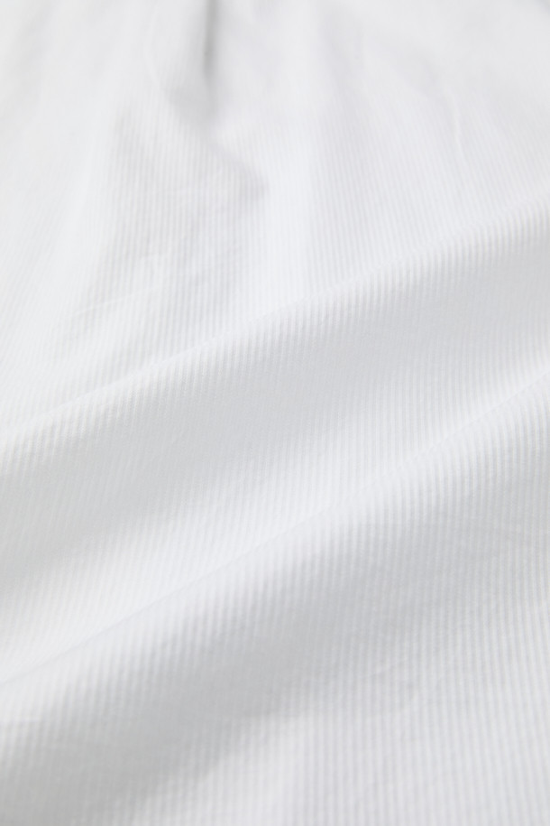 가을 잔조직 셔츠는 베이직한 스타일의 면 셔츠입니다. 화이트 컬러의 레귤러핏으로, 출근룩, 비즈니스 캐주얼, 오피스룩 등 다양한 TPO에 적합합니다. 긴 소매와 버튼다운 네크라인 디자인이 특징이며, 가슴 부분의 로고 자수 디테일이 돋보입니다. 은은한 조직감과 뒷면 요크 주름으로 세련된 실루엣을 연출하며, 클래식, 미니멀, 캐주얼 스타일을 모두 소화할 수 있습니다.
