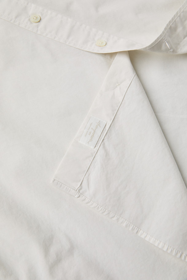 [Imported Fabric] 가을 솔리드 셔츠 (릴렉스핏)는 부드러운 면 소재로 제작되어 편안한 착용감을 선사합니다. 베이직하고 캐주얼한 스타일로 출근룩, 데이트룩 등 다양한 TPO에 활용 가능하며, 미니멀, 캐주얼, 클래식 스타일을 선호하는 분들께 적합합니다. 릴렉스 핏으로 편안하게 떨어지는 실루엣과 칼라넥 디자인이 특징이며, 가슴 포켓과 뒷면 요크 주름, 헨리코튼 라벨 디테일로 포인트를 더했습니다. 화이트, 아이보리 두 가지 솔리드 컬러로 출시되어 가을 시즌 데일리 셔츠로 활용하기 좋습니다. 긴 소매 기장의 레귤러 기장 셔츠입니다.
