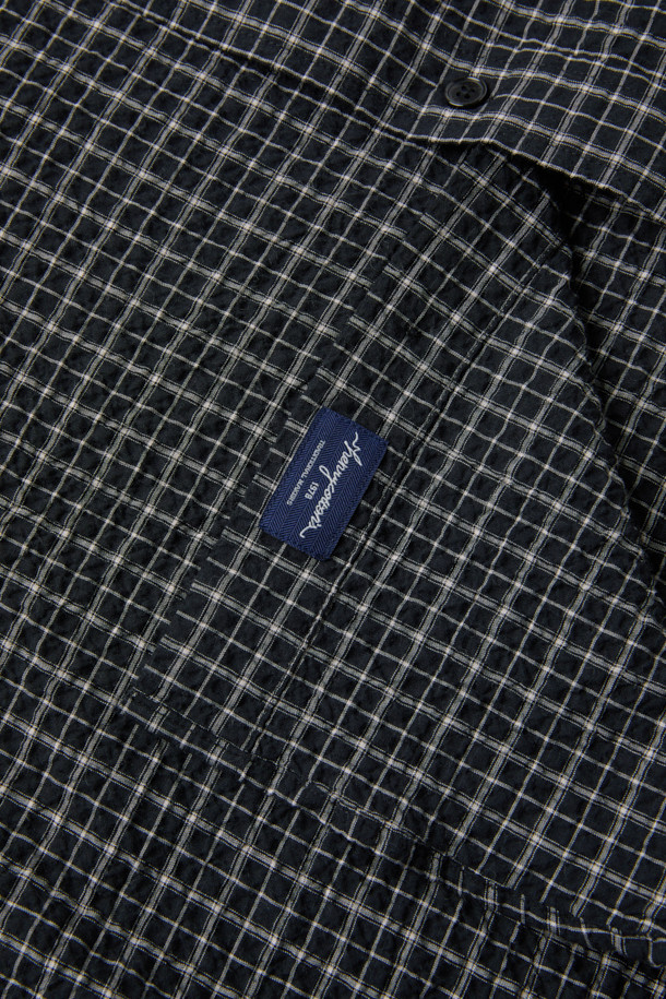 블랙 써커 체크 셔츠 (컴포트핏)는 비즈니스 캐주얼과 일상 모두에 어울리는 셔츠입니다. 시원한 착용감을 선사하는 시어서커 원단과 신축성 있는 소재로 편안한 착용감을 제공합니다. 캐주얼, 클래식, 미니멀 스타일을 모두 소화할 수 있으며, 가을에 적합합니다. 블랙 컬러의 체크 패턴과 긴 소매 디자인이 특징이며, 가슴 포켓과 뒷면 요크 주름 디테일로 포인트를 더했습니다. 가슴둘레는 122CM이며, 컴포트핏으로 제작되었습니다.
