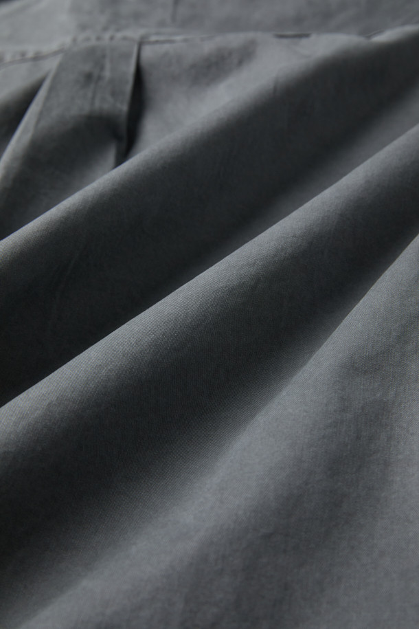 피그먼트 솔리드 셔츠 (릴렉스핏)는 빈티지한 무드를 연출하는 남성용 셔츠입니다. 부드러운 워싱 가공 면 소재로 제작되어 편안한 착용감을 선사하며, 가을, 겨울에 활용하기 좋습니다. 릴렉스핏으로 여유로운 실루엣을 제공하며, 헨리넥 디자인과 가슴 포켓 디테일이 특징입니다. 뒷면 요크 주름으로 활동성을 높였으며, 무지 디자인과 톤 다운된 그레이 컬러로 다양한 스타일 연출에 용이합니다. 캐주얼, 클래식, 미니멀 스타일을 즐겨 입는 분들께 추천하며, 가을 나들이룩, 겨울 데일리룩, 동네 마실룩 등 TPO에 구애받지 않고 활용할 수 있습니다.
