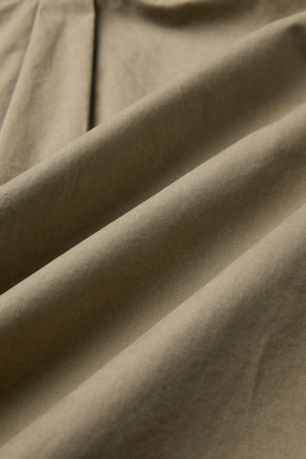 피그먼트 솔리드 셔츠 (릴렉스핏)는 가을, 겨울 시즌에 어울리는 베이지 컬러의 릴렉스핏 셔츠입니다. 부드러운 면 소재로 제작되어 편안한 착용감을 선사하며, 헨리넥 디자인과 가슴 포켓 디테일이 돋보입니다. 빈티지하면서도 베이직한 스타일로, 출근룩이나 비즈니스 캐주얼에 활용하기 좋습니다. 헨리코튼 포인트 라벨과 피그먼트 워싱, 뒷면 요크 주름 디테일이 특징이며, 톤온톤 스타일링으로 미니멀하고 클래식한 무드를 연출할 수 있습니다. 긴 소매 기장의 레귤러 기장으로, 다양한 하의와 매치하여 캐주얼한 룩을 완성해보세요.
