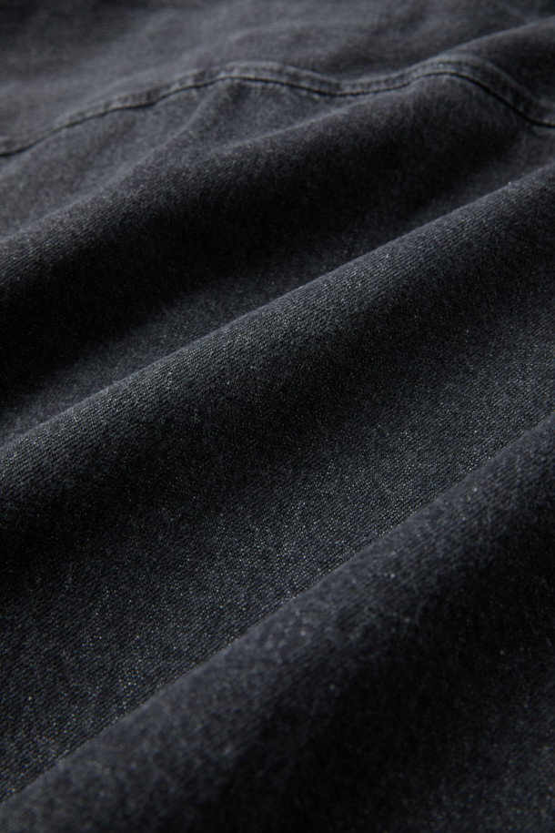 톤 다운된 그레이 컬러의 데님 아우터형 셔츠입니다. 부드러운 면 소재로 제작되어 편안한 착용감을 선사하며, 가을 시즌에 활용하기 좋습니다. 루즈핏으로 제작되어 캐주얼한 스타일을 연출하며, 헨리코튼 포인트 라벨과 옆선 트임, 워싱 가공 디테일이 돋보입니다. 출근룩이나 모임룩 등 다양한 TPO에 활용할 수 있으며, 미니멀, 클래식 스타일과도 잘 어울립니다. 긴 소매 기장의 레귤러 기장으로, 데일리 아이템으로 활용하기 좋습니다.
