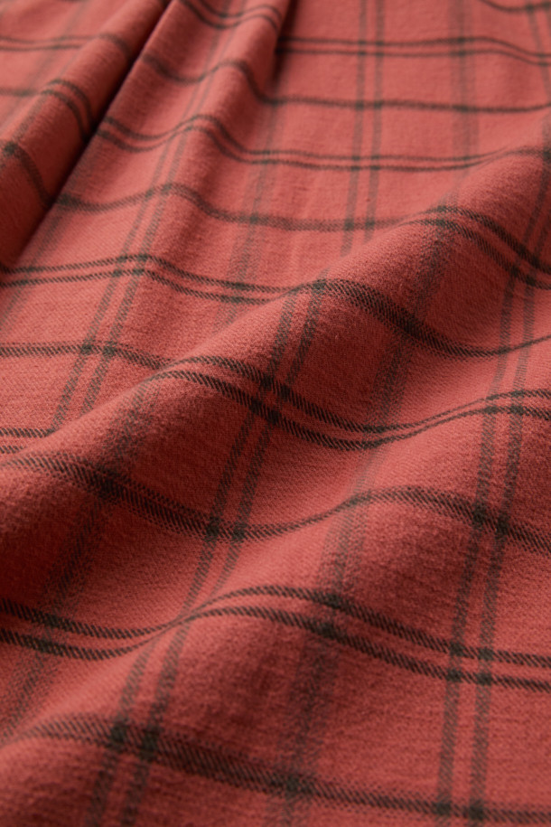 오렌지 컬러의 체크 패턴이 돋보이는 셔츠입니다. 면 소재에 두꺼운 두께감과 기모 안감으로 따뜻함을 더해 겨울철에도 포근하게 착용할 수 있습니다. 헨리코튼 라벨과 슬럽사, 트윌 원단의 조합이 빈티지하면서도 캐주얼한 스타일을 연출합니다. 가슴 포켓과 뒷면 요크 주름 디테일이 돋보이며, 컴포트핏으로 편안한 착용감을 선사합니다. 출근룩 또는 비즈니스 캐주얼, 캐주얼, 클래식, 워크웨어 스타일 모두 소화 가능한 활용도 높은 셔츠입니다.
