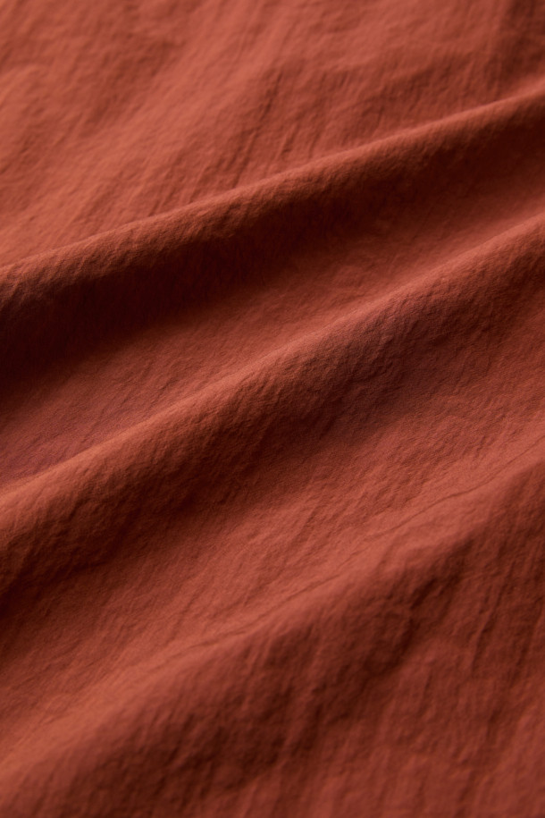 가을 채트윈 점퍼는 쌀쌀한 가을 날씨에 가볍게 걸치기 좋은 베이직한 디자인의 점퍼입니다. 부드러운 촉감의 면, 폴리에스테르, 나일론 혼방 소재로 제작되어 편안한 착용감을 선사합니다. 발수 가공과 보온 기능을 갖춰 쾌적하게 입을 수 있으며, 셔츠형 디자인과 베이직핏으로 캐주얼하고 미니멀한 스타일을 연출합니다. 래글런 소매(뒷판)와 셋인 소매(앞판) 디자인, 지퍼 포켓, 가슴 포켓, 부분 안감 디테일로 실용성을 더했습니다. 여행룩, 산책룩 등 다양한 TPO에 활용하기 좋은 아이템입니다.
