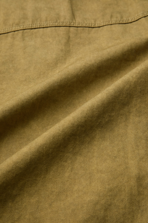 세련된 무드의 [Imported Fabric] 배색 해링턴 점퍼입니다. 면 소재로 제작되어 견고한 촉감과 편안한 착용감을 선사하며, 가을 시즌에 적합합니다. 베이지 컬러의 체크 패턴이 캐주얼하면서도 미니멀한 스타일을 연출합니다. 밑단 사이드 엘라스틱 밴드, 소매 커프스 턱 디테일, 내부 Halley Stevensons 체크 배색으로 디자인의 완성도를 높였습니다. 출근룩과 모임룩 등 다양한 TPO에 활용 가능하며, 캐주얼, 미니멀, 클래식 스타일을 즐기는 분들께 추천합니다.
