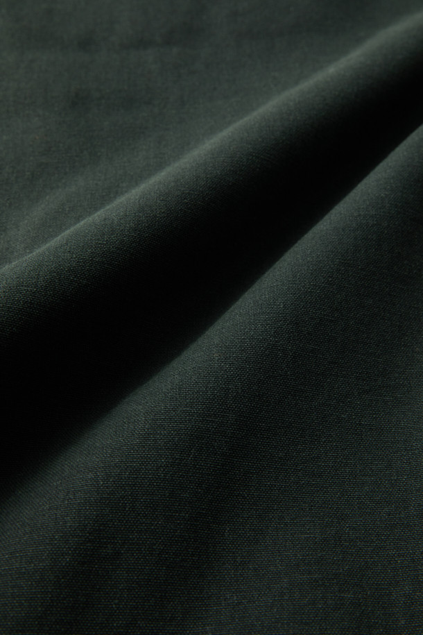 **패디드 워싱 디트로이트 점퍼**는 워크웨어 무드를 담아낸 블랙 컬러의 점퍼입니다. 부드러운 코듀로이 소재에 두꺼운 두께감으로 가을철 따뜻하게 착용 가능하며, 컴포트 핏으로 편안한 착용감을 선사합니다. 피그먼트 워싱, 플랩 디테일, 비죠 디테일 등 워크웨어 스타일을 살린 디자인이 특징입니다. 출근룩과 모임룩 모두 활용 가능하며, 클래식, 미니멀 스타일을 즐겨 입는 분들께 추천합니다. 소매 기장이 긴 긴소매 디자인이며, 사이즈 조절이 가능합니다.
