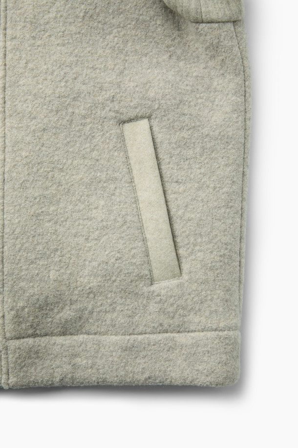 이탈리안 패브릭 디테처블 후드 울 다운 점퍼는 겨울철 당신의 스타일을 책임질 아우터입니다. 고급스러운 이태리 울 원단을 사용하여 부드러운 촉감과 따뜻함을 선사하며, 베이직하고 클래식한 디자인으로 어떤 룩에도 잘 어울립니다. 탈착 가능한 후드로 다양한 스타일 연출이 가능하며, 구스다운 충전재와 퀼팅 디테일로 보온성을 높였습니다. 차분한 그레이 컬러와 베이직핏, 사이드 포켓 디자인으로 출근룩, 오피스룩, 모임룩 등 TPO에 구애받지 않고 시크하고 미니멀한 스타일을 완성할 수 있습니다. 
