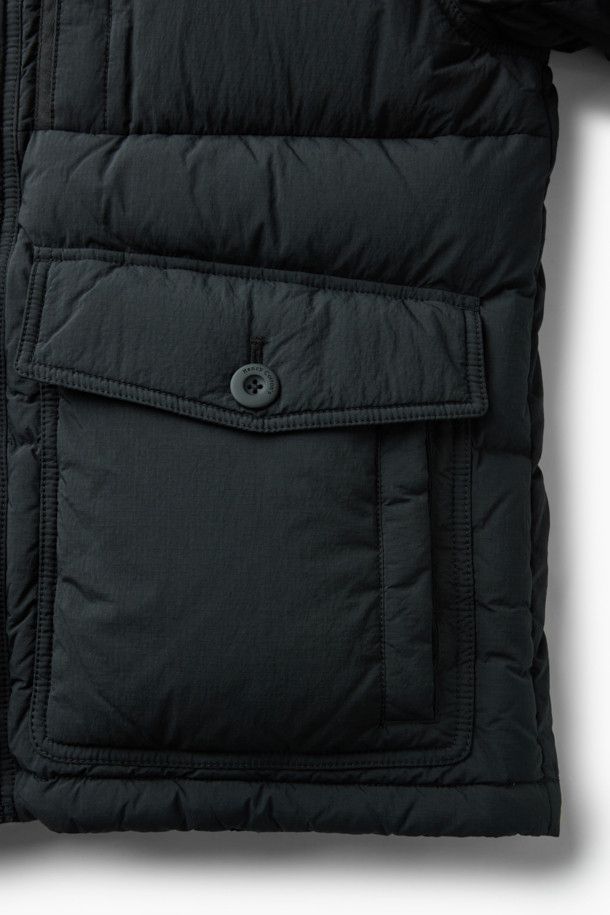 세미 오버핏으로 편안하게 착용 가능한 퀼팅 다운 점퍼입니다. 겨울철 추위를 막아주는 두꺼운 두께감과 보온 및 방풍 기능으로 따뜻함을 제공합니다. 부드러운 촉감의 나일론 소재와 블랙 컬러의 무지 디자인으로 캐주얼, 미니멀, 클래식 등 다양한 스타일 연출에 활용할 수 있습니다. 멀티 포켓, 지퍼 테이프 부분 노출, 밑단 스트링, 내장 후드, 벨보아 넥 안감, 이너 커프스 엘라스틱 밴드, 머스코비 다운 충전재 등 디테일이 돋보입니다. 출근룩, 여행룩 등 일상에서 폭넓게 활용 가능하며, 긴 소매와 지퍼형 여밈 방식으로 편의성을 더했습니다.
