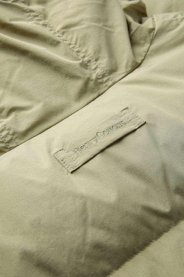 쌀쌀한 겨울 날씨에도 따뜻함을 선사할 사파리 후디 다운 점퍼입니다. 베이지 색상의 세미 오버핏으로 밀리터리 무드와 모던함을 동시에 느낄 수 있습니다. 방풍 기능과 보온성을 갖춘 두꺼운 두께감의 나일론 소재로 제작되었으며, 후드 스트링, 가슴 및 사이드 아웃 포켓 디테일로 실용성을 더했습니다. 허리 스트링 조절, 후드 버클 비죠, 이너 커프스 엘라스틱 밴드, 머스코비 다운 충전재를 통해 더욱 꼼꼼하게 보온성을 높였습니다. 겨울 데일리룩, 산책룩, 여행룩 등 다양한 TPO에 캐주얼, 미니멀, 클래식 무드로 연출하기 좋습니다.
