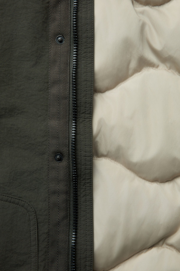 스핏파이어 베이직 다운 점퍼는 겨울철 일상과 출근룩에 모두 잘 어울리는 아우터입니다. 밀리터리 스타일과 베이직한 디자인이 조화롭게 어우러져 클래식, 미니멀, 캐주얼 등 다양한 스타일을 연출할 수 있습니다. 카키 색상의 무지 디자인에 두꺼운 두께감과 거친 촉감의 나일론 소재를 사용하여 보온성을 높였습니다. 탈착 가능한 리얼 무통 카라와 립 커프스, 노출 지퍼 포켓, 삼각무 패치 등의 디테일이 돋보이며, 머스코비 다운 충전재로 따뜻함을 더했습니다. 베이직핏의 긴 소매 다운 점퍼로, 지퍼 여밈 방식으로 편안하게 착용할 수 있습니다.
