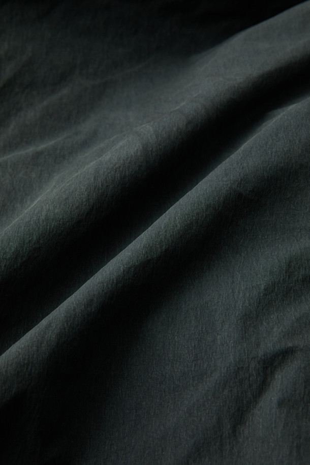 스핏파이어 이팩트 다운 블루종은 남성용 겨울 점퍼입니다. 빈티지 밀리터리 스타일의 오버핏 블루종으로, 톤 다운된 블루 컬러와 무지 디자인이 특징입니다. 두꺼운 나일론 소재와 구스다운 충전재, 안감으로 보온성을 높였습니다. 탈부착 가능한 무통 카라, 시보리 소맷단/밑단, 사이드 플랩 포켓, 소매 지퍼 포켓, 패치 지퍼 포켓 등의 디테일이 돋보이며, 출근룩과 여행룩, 캐주얼, 클래식, 미니멀 스타일 모두 소화 가능합니다. 지퍼형 여밈 방식으로 편안하게 착용할 수 있습니다.
