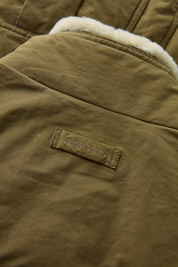 Spitfire(스핏파이어) 사파리 다운 점퍼는 겨울철 일상과 출근룩에 모두 잘 어울리는 모던 스타일의 아우터입니다. 두꺼운 두께감과 부드러운 촉감의 나일론, 폴리에스테르 혼방 소재로 제작되어 보온성을 높였습니다. 무지 디자인에 베이직핏, 중기장 기장감으로 어떤 스타일에도 쉽게 매치할 수 있으며, 집업 여밈 방식으로 편안하게 착용 가능합니다. 구스다운 충전재, 3포켓 구성, 액션 플리츠, 허리 엘라스틱 스트링, 탈부착 리얼 무통 패널 등 다양한 디테일로 기능성과 디자인을 동시에 잡았습니다. 클래식, 미니멀, 캐주얼 등 폭넓은 스타일을 소화할 수 있는 활용도 높은 겨울 점퍼입니다.
