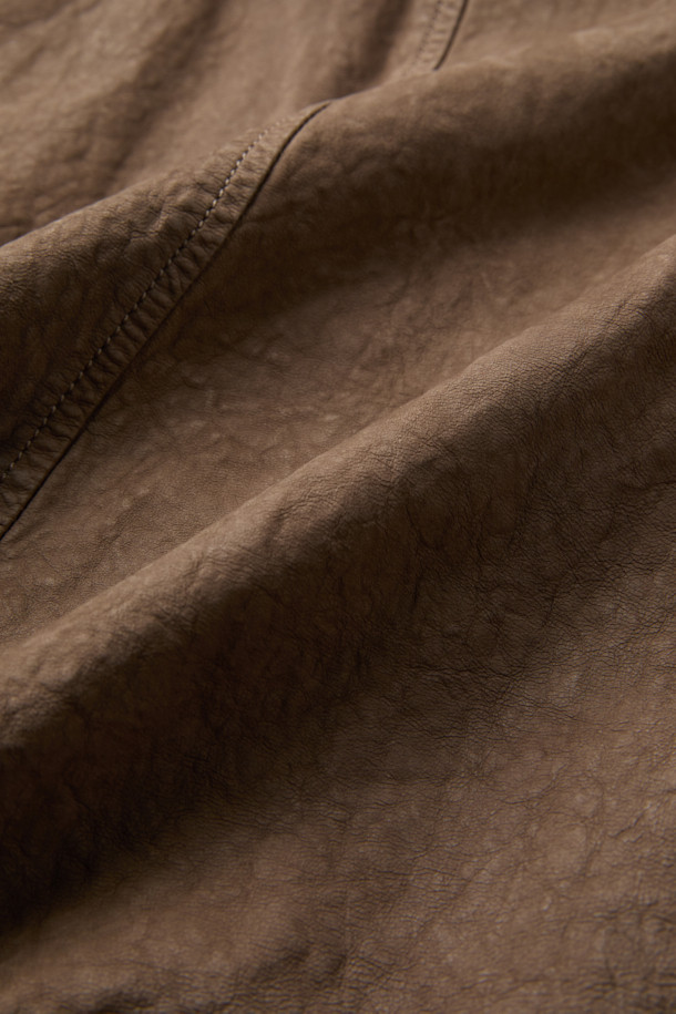 부드러운 누벅과 램스킨의 조화가 돋보이는 해링턴 점퍼입니다. 가을 시즌, 클래식하고 캐주얼한 무드를 연출하기 좋은 아이템입니다. 스탠드 칼라, 플랩 포켓, 버튼 커프스, 가죽 립 마감 등 디테일한 디자인이 특징입니다. 톤 다운된 브라운 컬러와 루즈핏으로 편안하면서도 세련된 스타일을 완성합니다. 데이트룩, 가을 나들이룩 등 다양한 TPO에 활용해보세요.
