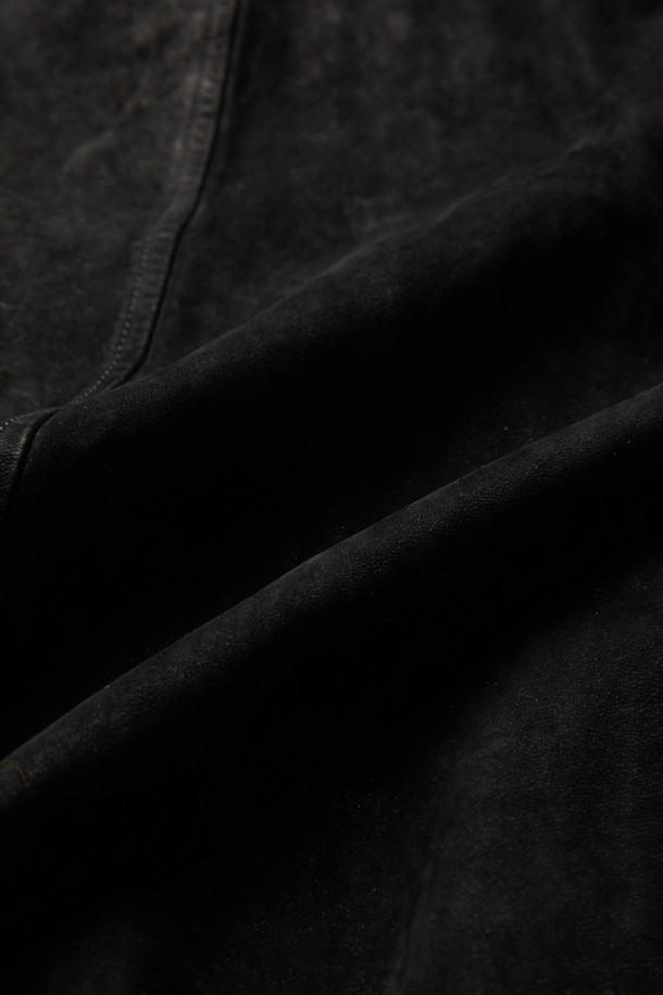 부드러운 누벅과 램스킨 소재로 제작된 블랙 컬러의 누벅 레더 해링턴 점퍼입니다. 캐주얼과 클래식 무드를 모두 담아낸 디자인으로, 데이트룩과 모임룩에 활용하기 좋습니다. 스탠드 칼라와 플랩 포켓, 버튼 커프, 가죽 립 마감, 워싱 가공 디테일이 돋보입니다. 루즈핏으로 편안한 착용감을 선사하며, 가을 시즌에 어울리는 긴소매 기장의 집업 스타일 아우터입니다. 미니멀한 스타일을 즐기는 분들께 추천합니다.
