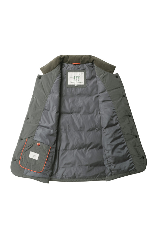 (기획) 젠틀 베스트는 가을, 겨울 시즌에 어울리는 남성용/여성용 베스트입니다. 부드러운 촉감의 나일론, 폴리에스터 혼방 소재에 덕다운 충전재를 사용하여 보온성을 높였습니다. 클래식한 무드의 무지 디자인으로, 셔츠형 카라와 코듀로이 넥 배색, 가슴 플랩 포켓, 스냅 버튼 여밈 등의 디테일이 돋보입니다. 넉넉한 레귤러핏으로 겨울 데일리룩, 모임룩, 산책룩 등 다양한 TPO에 활용 가능하며, 미니멀하고 캐주얼한 스타일을 연출하기 좋습니다.
