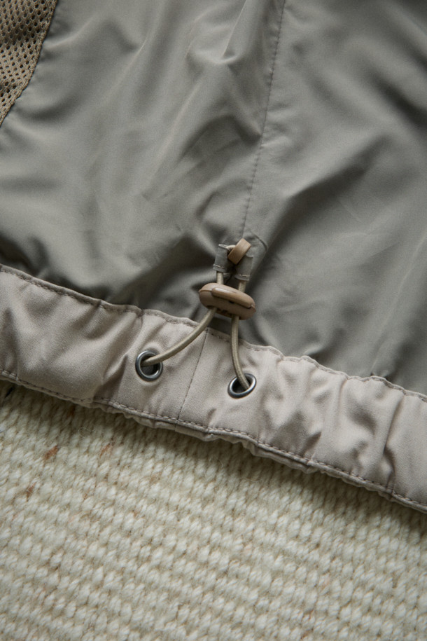 [Fly Fishing Club] 피셔맨 재킷(Ventile)은 가을 나들이룩, 여행룩, 산책룩에 어울리는 유틸리티 스타일의 남성용 아우터입니다. 베이지 색상의 무지 디자인에 루즈핏으로 편안함을 더했으며, 방수, 통기, 발수 기능을 갖춰 실용성을 높였습니다. 면 소재의 긴소매 피셔맨 코트 타입으로, 지퍼와 스냅 여밈 방식, 내장형 후드, 멀티 포켓, YKK 지퍼, 금속 스냅 등의 디테일이 돋보입니다. 내피 연결 스냅 고리와 통기성을 위한 디자인으로 가을철 워크웨어, 캐주얼, 미니멀 스타일을 즐기는 분들께 추천해 드립니다.
