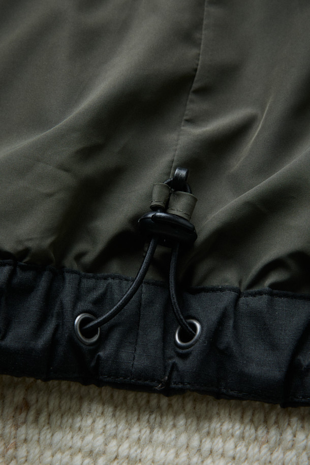 [Fly Fishing Club] 피셔맨 재킷 (왁스 코튼)은 헤리티지 감성과 빈티지 무드를 자아내는 아우터입니다. 왁스 코튼 소재로 제작되어 방수, 통기, 내구성이 뛰어나 가을철 나들이룩과 여행룩에 적합합니다. 블랙 컬러의 루즈핏 디자인으로, 멀티 포켓, 숨겨진 후드, YKK 지퍼, 립스탑 원단 등의 다양한 특징을 갖추었습니다. YKK 지퍼와 스냅 버튼으로 여밈이 가능하며, 긴소매 디자인으로 클래식, 워크웨어, 캐주얼 스타일 모두 소화 가능합니다. 내피 연결 스냅이 있어 실용성을 높였습니다.
