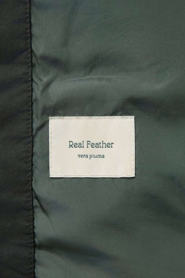 남성용 '스핏파이어(Spitfire)' 퀼팅 다운 점퍼입니다. 캐주얼, 미니멀, 클래식 스타일을 아우르는 블랙 컬러의 아우터로, 겨울철 출근룩과 여행룩에 적합합니다. 왁스 가공된 겉감과 무통 카라 탈부착이 가능하며, 소매 이너 립 커프스와 머스코비 다운 충전재를 사용하여 보온성을 높였습니다. 퀼팅 패턴과 컴포트핏으로 편안한 착용감을 제공하며, 두꺼운 두께감과 거친 촉감이 특징입니다. 집업 스타일의 긴 소매 다운점퍼로, 겨울철 당신의 스타일을 완성해 보세요.
