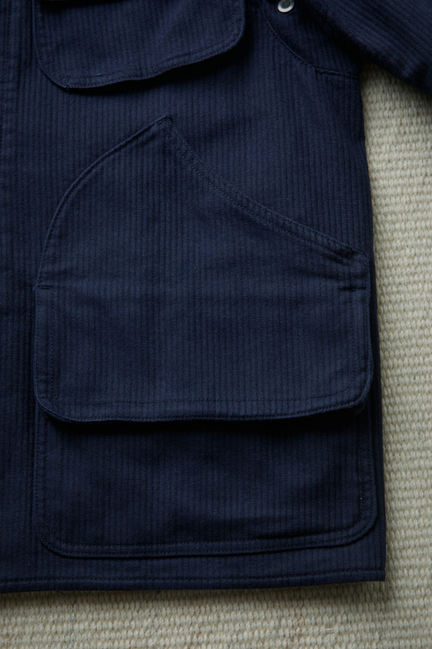FFC x DOCUMENT (FFC x 도큐먼트) 이탈리안 코튼 피싱 재킷은 가을, 겨울 시즌에 어울리는 아우터입니다. 네이비 컬러의 무지 디자인으로, 유틸리티와 빈티지 무드를 동시에 연출할 수 있습니다. 이탈리아 올림피아스사 원단을 사용하여 부드러운 촉감을 자랑하며, 세미 루즈핏으로 편안하게 착용 가능합니다. 다양한 크기의 입체 포켓과 가먼트 워싱 처리, 레이어드 착용이 가능한 실용적인 디자인이 특징입니다. 가을 나들이룩, 겨울 데일리룩, 여행룩 등 다양한 시간, 장소, 상황에 맞춰 클래식, 미니멀, 워크웨어 스타일을 연출해보세요.