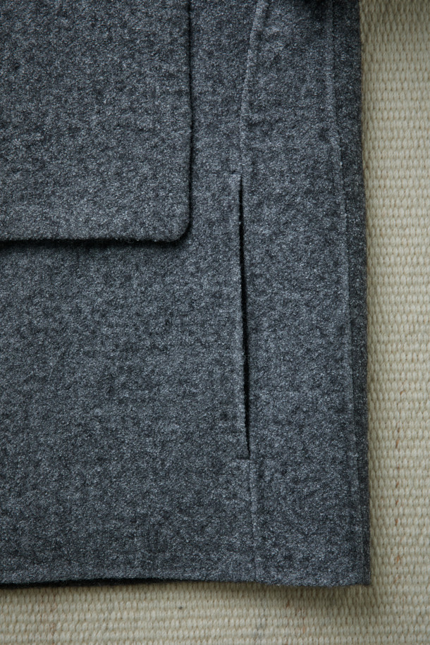 FFC x DOCUMENT(에프에프씨 x 도큐먼트)의 울 핸드메이드 필드 셔팅 재킷입니다. 이탈리아 엠티티사의 멜란지 보일드 울 소재를 사용하여 부드러운 촉감과 두꺼운 두께로 따뜻함을 제공합니다. 미니멀하고 클래식한 디자인에 플라이 피싱웨어 디테일을 더했으며, 핸드메이드 공법으로 제작되어 높은 퀄리티를 자랑합니다. 숏 기장의 세미루즈핏으로 편안한 착용감을 선사하며, 가을, 겨울철 데일리룩과 가을 나들이룩에 활용하기 좋습니다. 실용적인 포켓 디테일과 버튼 여밈 방식으로 제작된 그레이 컬러의 무지 재킷입니다.