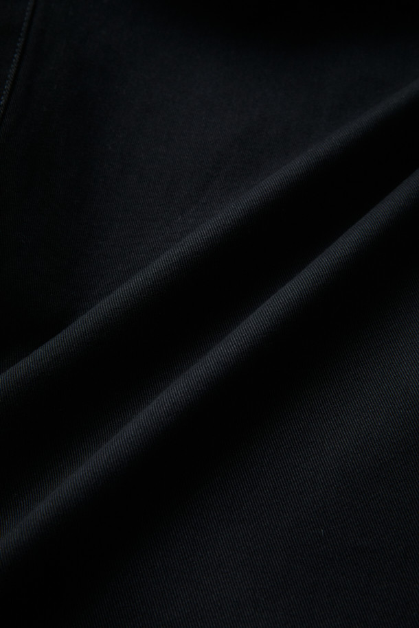 [Fly Fishing Club] 피셔맨 카고 팬츠는 가을, 겨울 시즌에 어울리는 남성용 카고 팬츠입니다. 100% 면 소재의 고밀도 면 트윌 원단을 사용하여 부드러운 촉감과 편안한 착용감을 제공합니다. 루즈핏으로 제작되어 활동성이 뛰어나며, 무릎 절개 디테일과 밑단 스트링으로 빈티지하면서도 유틸리티한 스타일을 연출합니다. 입체적인 카고 포켓은 수납성을 높여주며, 스냅 밴딩으로 편안하게 착용할 수 있습니다. 일상, 가을 나들이룩, 겨울 데일리룩 등 다양한 TPO에 캐주얼, 워크웨어, 미니멀 스타일로 활용하기 좋습니다.
