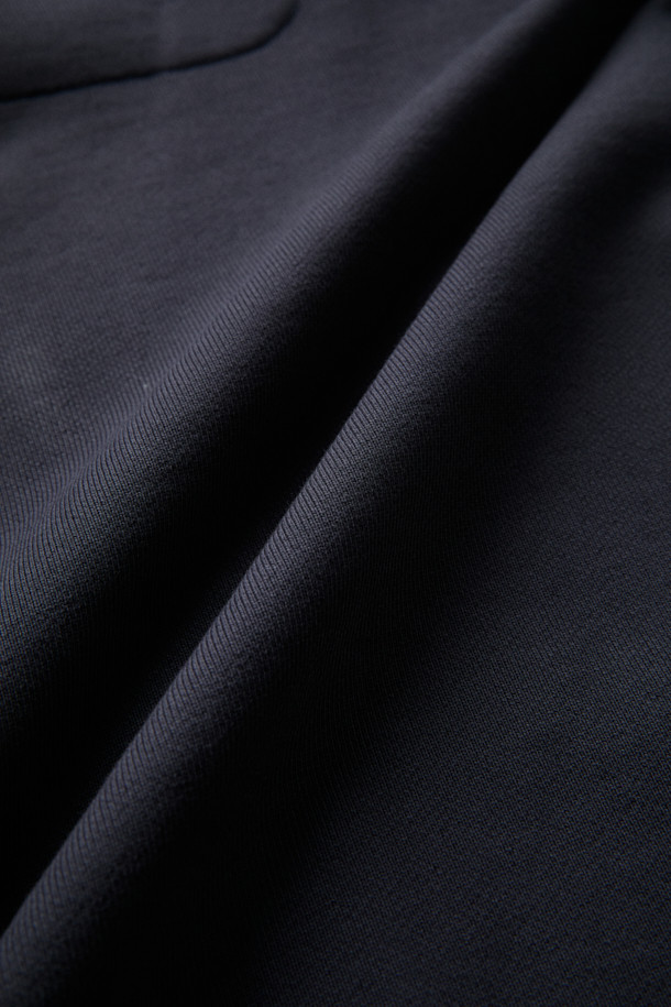 FFC(에프에프씨) x DOCUMENT(도큐먼트) Stand Collar Zip-Up Sweat(스탠드 칼라 집업 스웨트)는 미니멀하고 베이직한 스타일의 남녀 공용 상의입니다. 가을, 겨울에 어울리는 두꺼운 두께감의 면 소재로 제작되어 부드러운 촉감을 선사합니다. 스탠드 칼라와 긴 소매, 세미 루즈 핏 디자인으로 편안한 착용감을 제공하며, 투웨이 지퍼, 사이드 포켓, 로고 가죽 패치가 특징입니다. 일상, 집콕, 동네 마실룩 등 다양한 TPO에 활용하기 좋으며, 미니멀, 클래식, 캐주얼 스타일을 즐기는 분들께 추천합니다.
