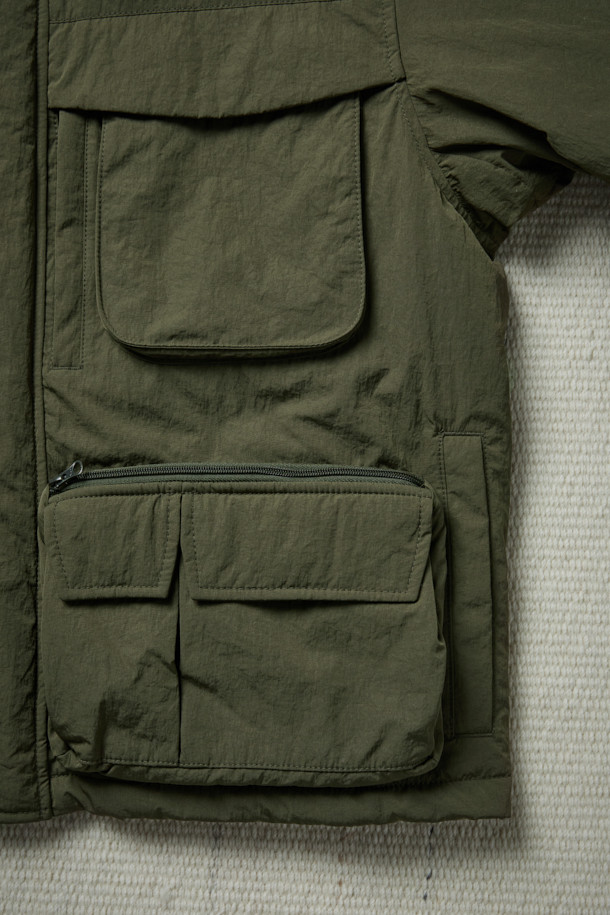 [Fly Fishing Club] 패디드 웨이딩 재킷은 겨울철 피싱, 아웃도어 활동, 일상에서 폭넓게 활용 가능한 남성용 아우터입니다. 올리브 그린 컬러의 무지 디자인으로 클래식하고 아웃도어 스타일을 연출하며, 루즈핏 크롭 기장으로 편안한 착용감을 제공합니다. 보온성과 경량성을 갖춘 두꺼운 두께의 나일론 소재이며, Primaloft® 충전재를 사용하여 보온성을 높였습니다. 멀티 포켓 디자인, 플랩 체스트 포켓, 곡선형 핸드 포켓, 4분할 기어 포켓, 소매 벨크로 스트랩, 밑단 스토퍼 등의 디테일로 실용성을 더했습니다. 겨울철 데일리룩, 캠핑룩, 여행룩, 고프코어, 워크웨어 스타일을 즐기는 분들께 추천합니다.
