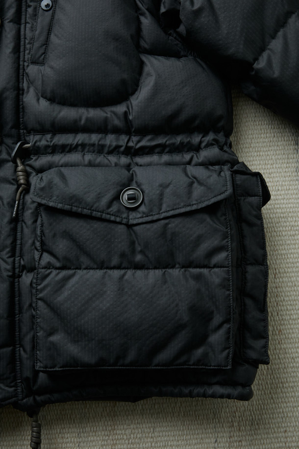 [Fly Fishing Club] 왁스 립스탑 다운 파카는 일상, 피싱, 여행, 캠핑, 등산 등 다양한 상황에 적합한 남녀 공용 아우터입니다. 클래식하고 빈티지한 스타일을 기반으로, 왁스 코팅된 나일론 소재와 구스다운 충전재를 사용하여 뛰어난 보온성과 방수 기능을 제공합니다. 탈부착 후드, 입체 포켓, 가슴 원형 스티치 디테일이 돋보이며, 루즈핏과 긴소매 디자인으로 편안한 착용감을 선사합니다. 겨울철 추위 속에서도 스타일과 기능을 모두 갖춘 구스다운 파카를 경험해 보세요.
