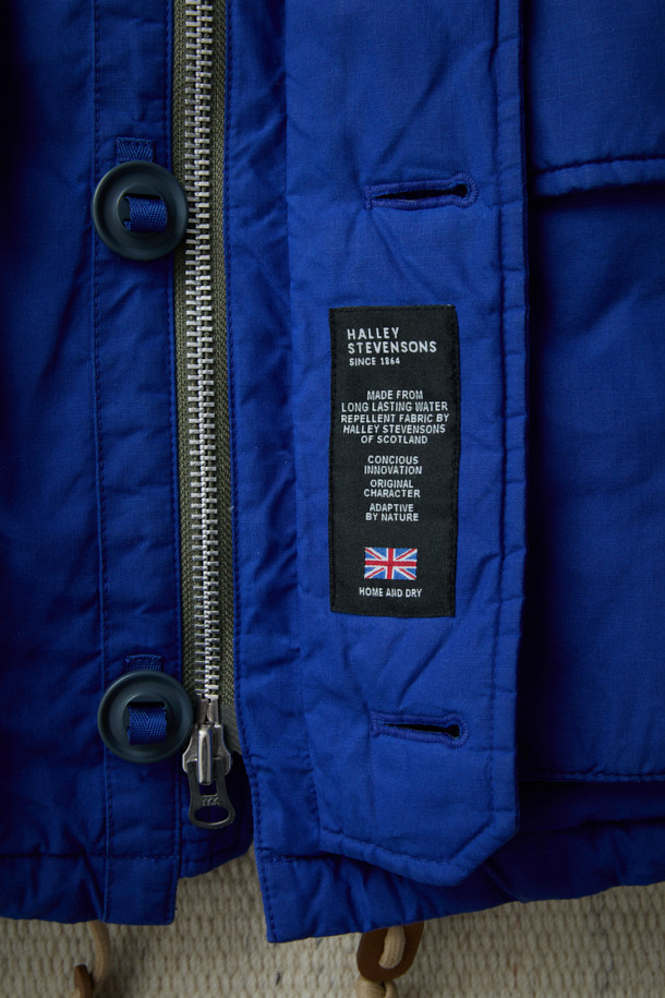 [Fly Fishing Club] 왁스 코튼 다운 파카는 겨울철 피싱, 아웃도어 활동, 그리고 일상생활에서 폭넓게 활용 가능한 남녀 공용 다운파카입니다. 클래식하고 빈티지한 스타일을 기반으로, 왁스 코튼 소재와 두꺼운 두께감으로 뛰어난 방풍, 보온, 발수 기능을 제공합니다. 루즈핏 디자인에 스탠드 칼라 후드, 리얼 무통(양털) 넥 패널, 입체 포켓, 지퍼 포켓, 밑단 스트링, 소매 조임 등 다양한 디테일을 더해 실용성을 높였습니다. 구스다운 충전재를 사용하여 보온성을 극대화했으며, 여행룩, 캠핑룩, 등산룩 등 다양한 TPO에 맞춰 클래식, 워크웨어, 고프코어 스타일을 연출할 수 있습니다.
