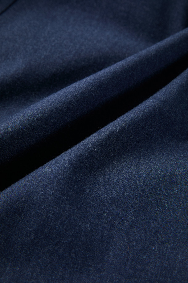 FFC x DOCUMENT(FFC x 도큐먼트) 테크니컬 울 구스다운 파카는 겨울철 데일리룩을 위한 클래식하고 미니멀한 스타일의 아우터입니다. 네이비 컬러의 무지 디자인으로, 울 소재 특유의 부드러운 촉감과 두꺼운 두께감이 특징입니다. 90/10 구스다운 충전재, 라글란 소매, 조절 가능한 스트링, 이중 포켓, 암홀 무 패치 디자인 등 디테일한 요소들이 돋보입니다. 보온, 방풍, 투습 기능을 갖춰 추운 날씨에도 쾌적하게 착용할 수 있습니다. 집업 방식으로 편안하게 여밀 수 있으며, 루즈핏으로 편안한 착용감을 선사합니다.
