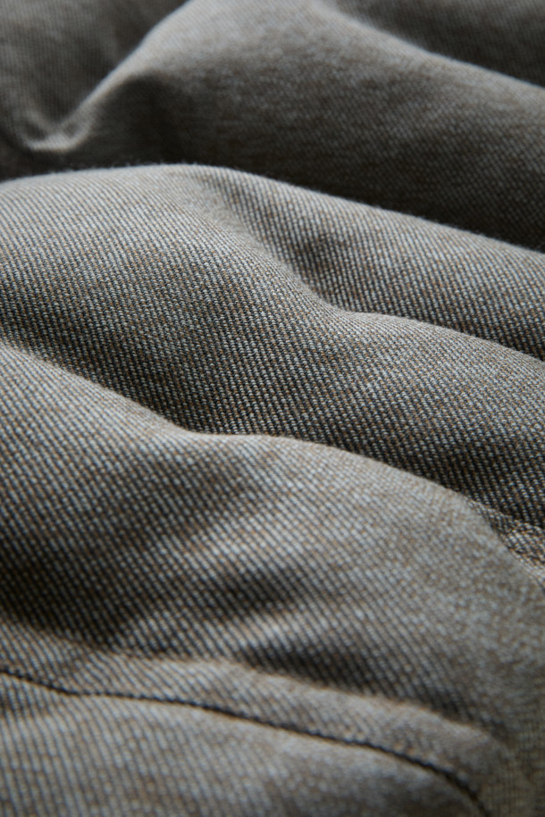 FFC x 도큐먼트 울 헤비 다운 파카는 추운 겨울, 일상과 피싱 활동 모두를 아우르는 활용성을 자랑하는 다운 파카입니다. 부드러운 울 소재를 사용하여 고급스러운 촉감을 선사하며, 짙은 그레이 컬러가 클래식하면서도 모던한 스타일을 연출합니다. 루즈핏으로 편안한 착용감을 제공하며, YKK 투웨이 지퍼, 내장형 후드, 허리 및 밑단 스트링, 라글란 소매, 암홀 패널 설계 등 다양한 디테일로 기능성을 더했습니다. 보온성과 통기성을 갖춰 겨울철에도 쾌적하게 착용 가능하며, 미니멀하고 캐주얼한 스타일을 선호하는 분들께 적합합니다.
