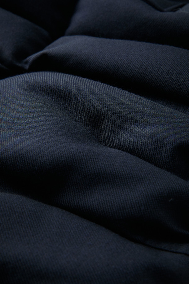 FFC x DOCUMENT (FFC x 도큐먼트) 울 헤비 다운 파카는 겨울철 데일리룩을 위한 클래식하고 미니멀한 스타일을 제안합니다. 부드러운 촉감의 울 소재로 제작되었으며, 두꺼운 두께감으로 뛰어난 보온성을 자랑합니다. 라글란 소매와 암홀 패널 설계를 통해 편안한 착용감을 제공하며, YKK 투웨이 지퍼, 허리 및 밑단 스트링, 내장형 후드 등의 디테일로 기능성을 더했습니다. 블랙 컬러의 무지 디자인으로 어떤 스타일에도 쉽게 매치할 수 있는 실용적인 다운 파카입니다.
