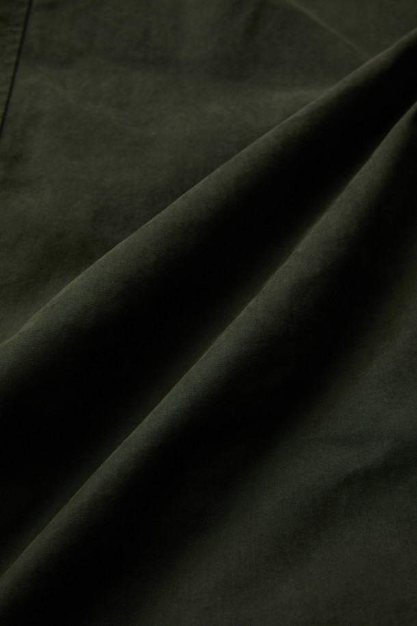 파일럿 Primo(프리모)는 겨울철 출근룩을 위한 클래식하고 미니멀한 스타일의 파일럿 코트입니다. 블랙과 올리브 두 가지 색상으로 제공되며, 넉넉한 레귤러핏과 레귤러 기장으로 편안한 착용감을 선사합니다. 면과 울 혼방의 두꺼운 소재와 구스다운 충전재, 탈부착 다운 베스트, 넥 마스크가 적용되어 뛰어난 보온성을 제공하며, 워싱 가공 및 왁스 코팅으로 내구성을 높였습니다. 버튼 여밈 방식이며, 긴 소매 디자인으로 겨울철에도 따뜻하게 착용할 수 있습니다.
