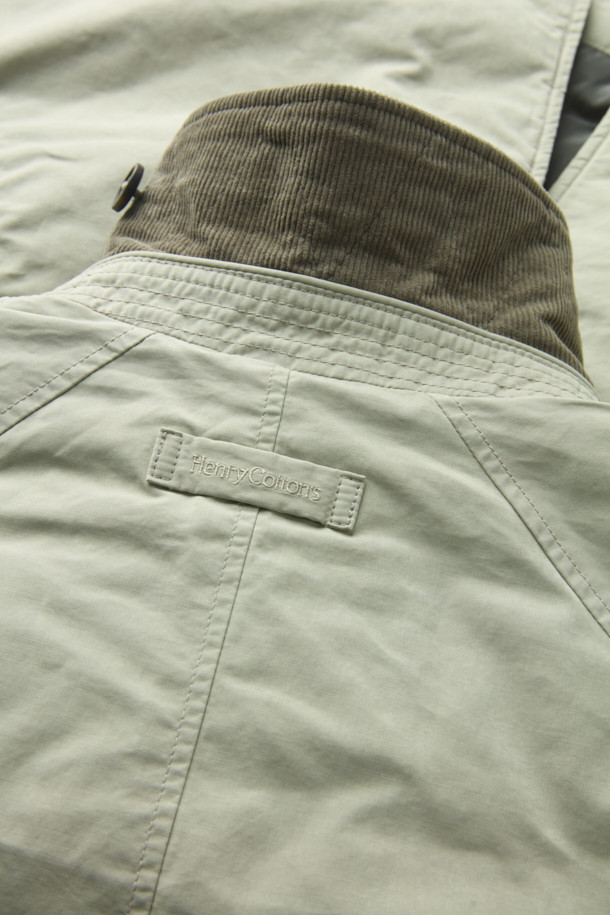 파일럿 프리모는 이탈리아 올메텍스사 코튼 혼방 소재와 포르투니사 골조직 울 혼방 소재를 사용하여 제작된 클래식 스타일의 파일럿 코트입니다. 구스다운 충전재와 분리형 다운 베스트로 뛰어난 보온성을 제공하며, 코듀로이 카라 안감과 넥 마스크가 포함되어 한겨울에도 따뜻하게 착용할 수 있습니다. 레귤러핏으로 제작되어 편안한 착용감을 선사하며, 버튼 여밈 방식과 긴 소매 기장으로 깔끔한 실루엣을 연출합니다. 베이지 색상으로 겨울철 데일리룩, 출근룩, 모임룩 등 다양한 시간과 장소와 상황에 활용 가능하며, 미니멀한 스타일을 즐기는 분들께 추천합니다.