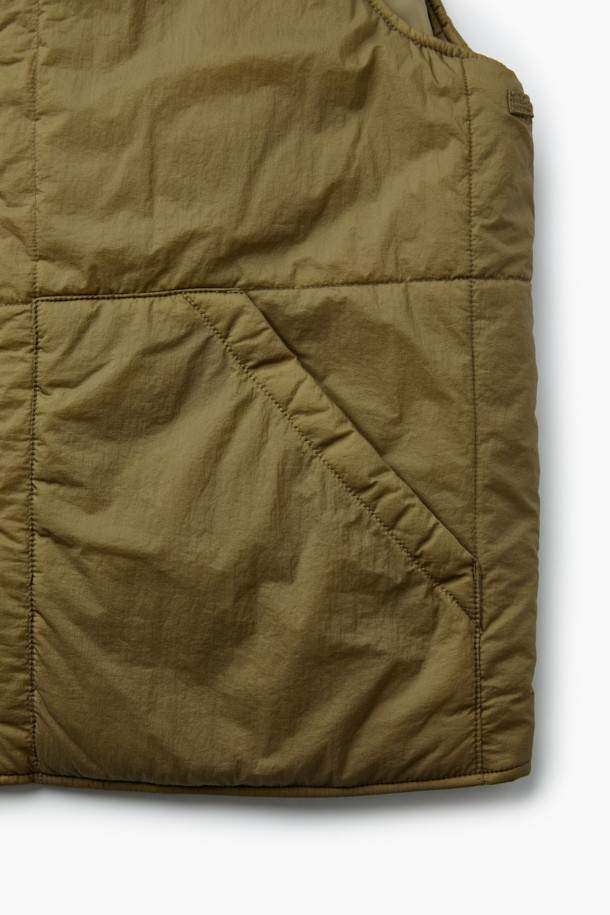 남성용 파일럿 Neo 코트는 클래식과 모던 스타일을 아우르는 겨울철 필수 아우터입니다. 베이지색상의 레귤러핏 디자인으로, 일상, 출근룩, 모임룩 등 다양한 TPO에 활용하기 좋습니다. 고급스러운 부드러운 촉감의 폴리에스테르, 면, 나일론 혼방 소재에 두꺼운 두께감으로 보온성을 높였습니다. 탈부착 패딩 베스트, 하이넥 디자인, 발마칸 카라, 머스코비 충전재, 다이아몬드 피치 가공, 수지 코팅 및 에어로 워싱 처리 등 섬세한 디테일이 돋보입니다. 안감은 패딩으로 제작되어 한겨울 추위에도 따뜻함을 유지해 줍니다.
